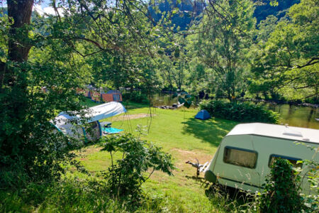 Christelijke camping Belgische Ardennen kampeerplaats aan de rivier 00a