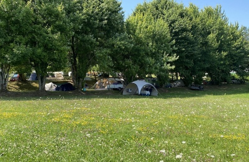Christelijke camping frankrijk bourgogne kampeerplaats terras 01