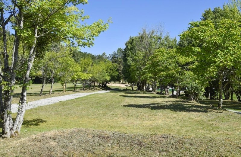 Christelijke camping frankrijk bourgogne kampeerplaats terras 04